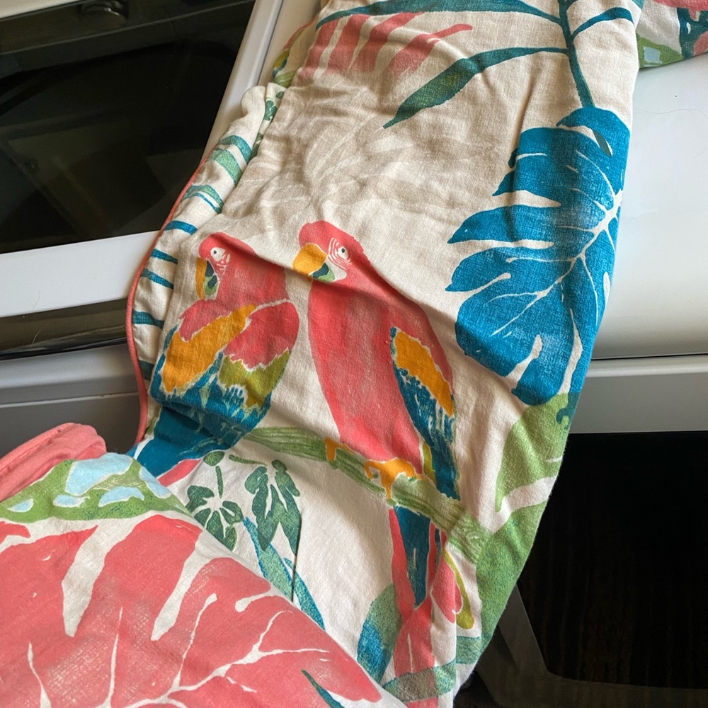 Full/queen duvet cover and one matching sham